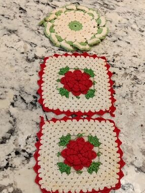 Vintage Handmade Crochet Floral Hotpads- Red & Green (Brand Unbranded)